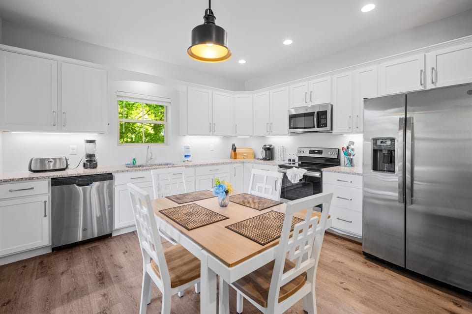 Fully equipped kitchen with modern appliances and a dedicated dining table—designed to make cooking, eating, and spending time together simple, whether it’s a quick breakfast or a full family meal.