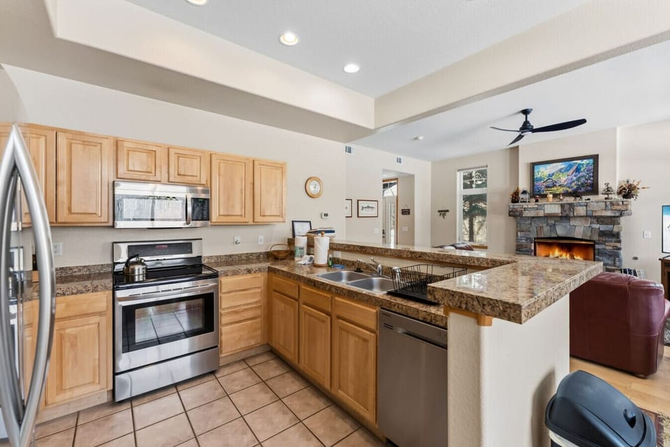 Fully equipped kitchen, main floor