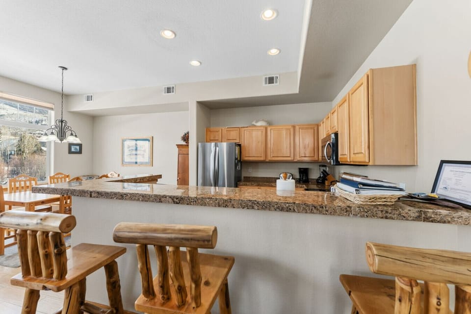 Fully equipped kitchen, main floor with bar seating