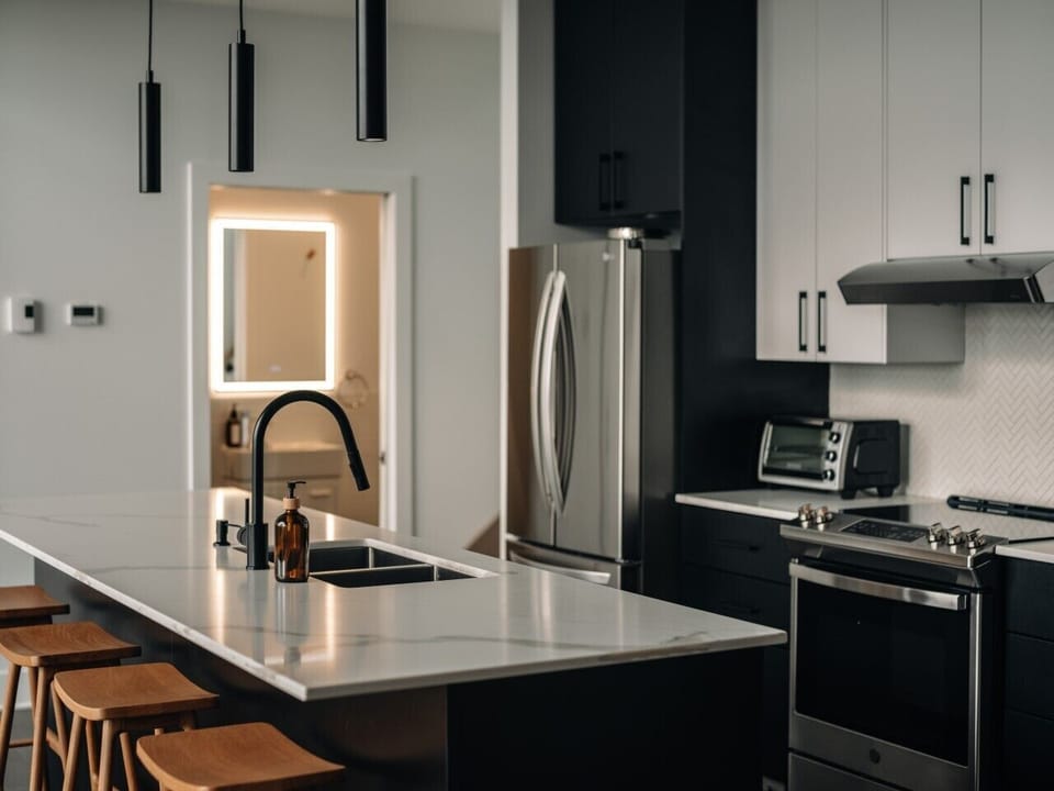 Une cuisine entièrement équipée pour préparer vos repas, partager un bon repas et profiter de chaque moment ensemble /  A fully equipped kitchen to cook your favorite meals, gather around the table, and enjoy every moment together.