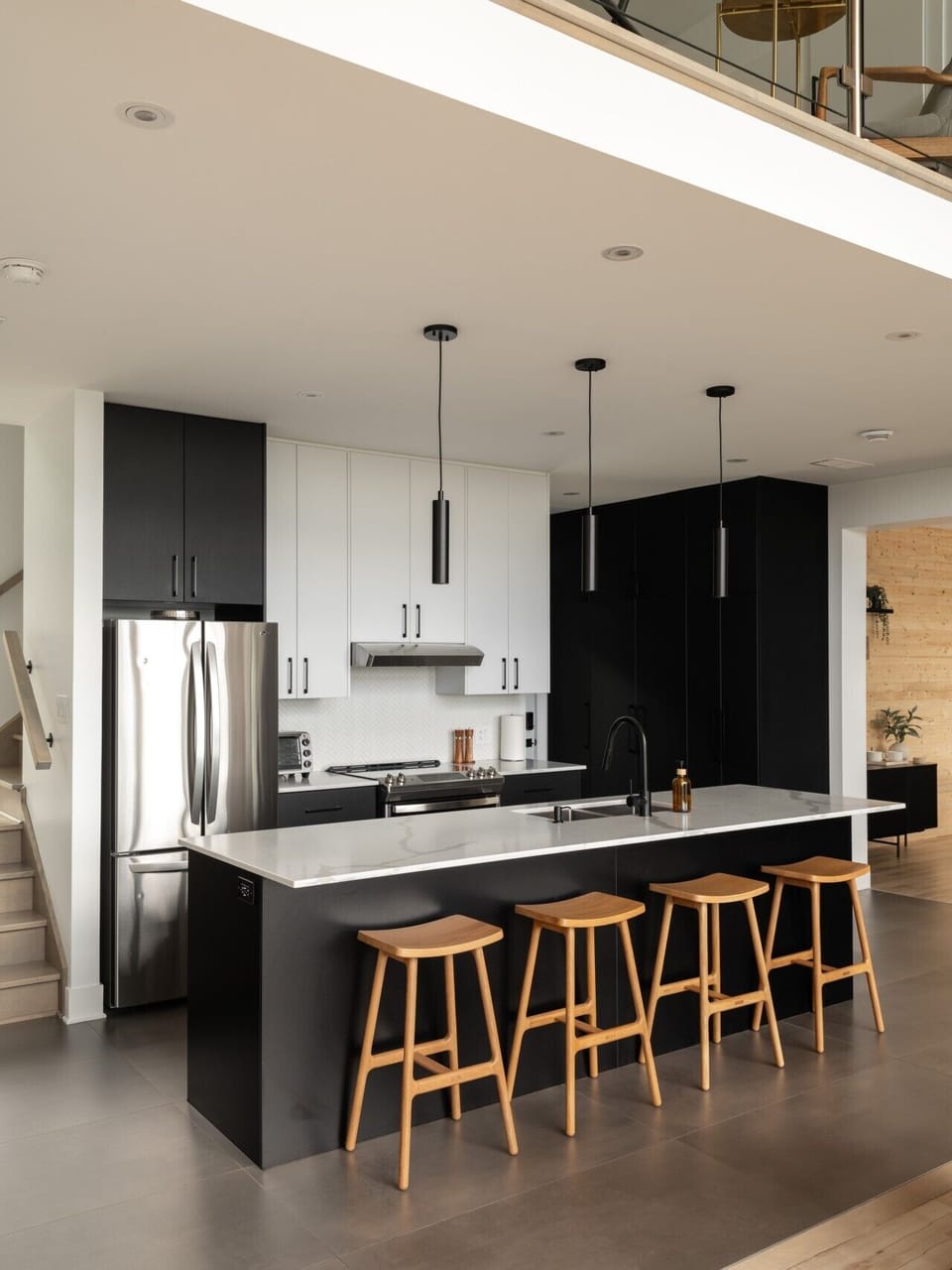 Une cuisine entièrement équipée pour préparer vos repas, partager un bon repas et profiter de chaque moment ensemble /  A fully equipped kitchen to cook your favorite meals, gather around the table, and enjoy every moment together.