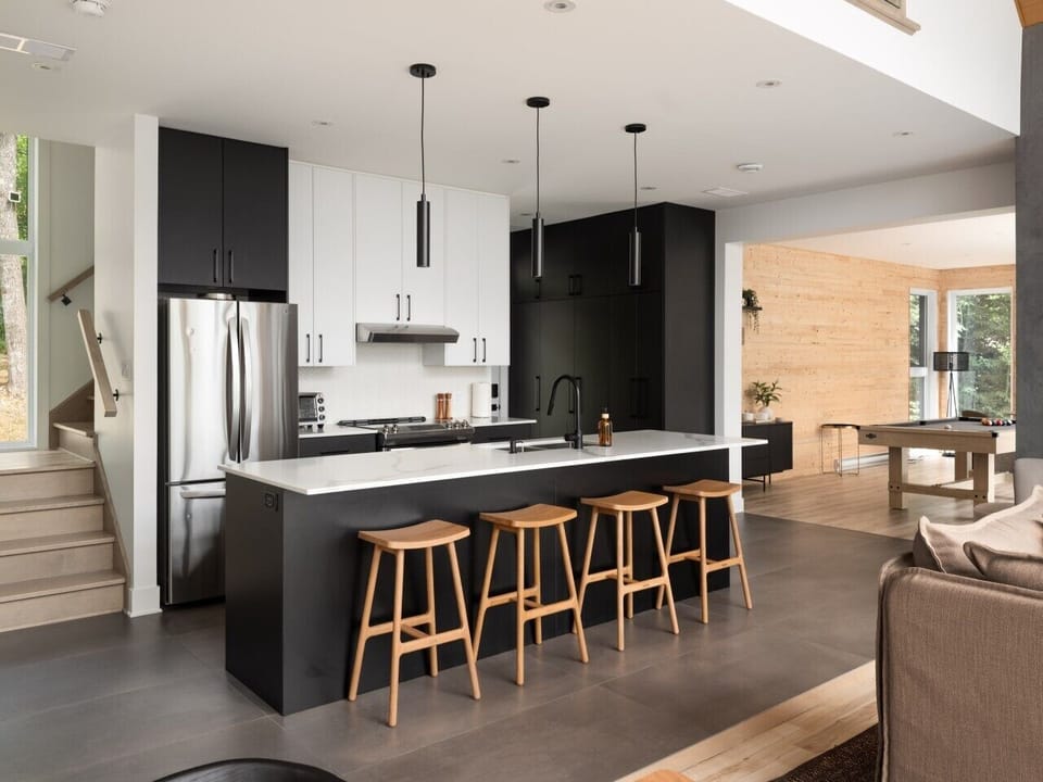 Une cuisine entièrement équipée pour préparer vos repas, partager un bon repas et profiter de chaque moment ensemble /  A fully equipped kitchen to cook your favorite meals, gather around the table, and enjoy every moment together.