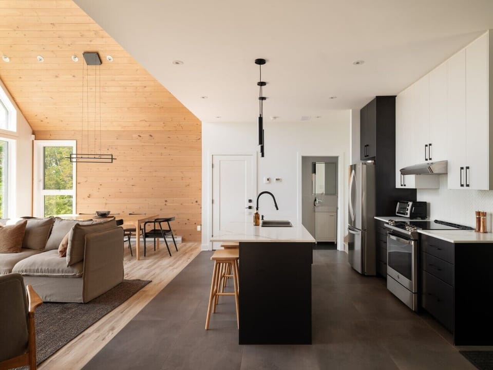 Une cuisine entièrement équipée pour préparer vos repas, partager un bon repas et profiter de chaque moment ensemble /  A fully equipped kitchen to cook your favorite meals, gather around the table, and enjoy every moment together.