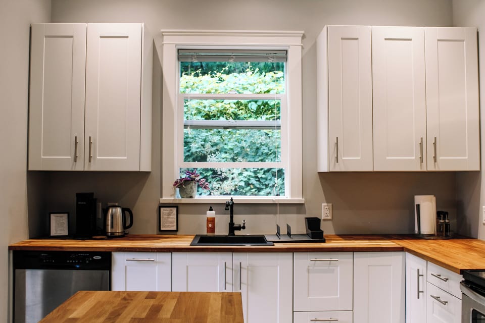 Kettle & Keurig coffee maker with Maxwell House pods.