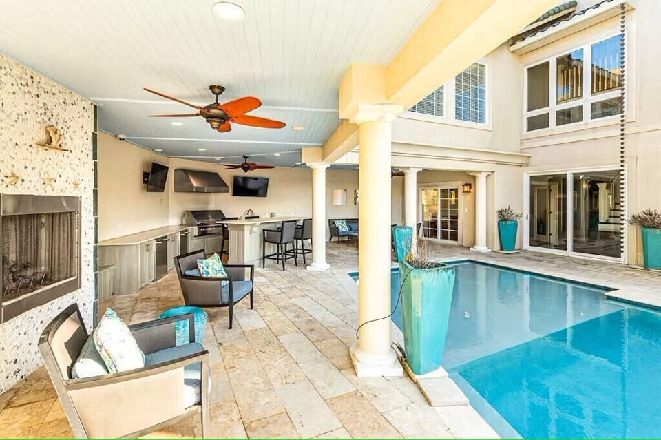 1st Floor - 🍳 Outdoor kitchen with gas grill and dual TVs , POOL
