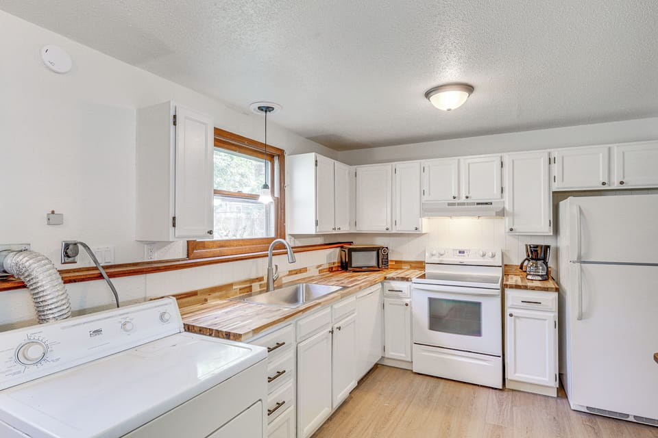 Kitchen | Single-Story Apartment Unit | Free WiFi | Self Check-In
