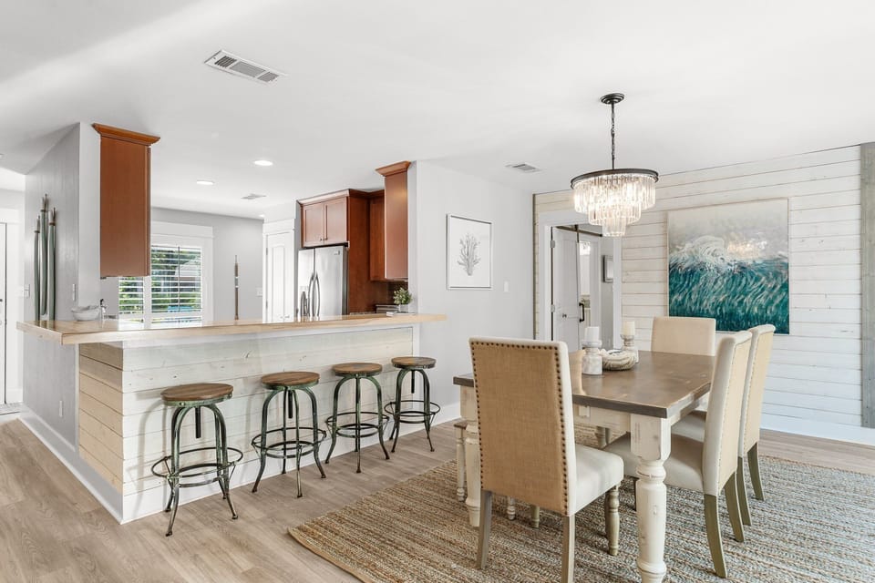 Dining Area & Breakfast Bar