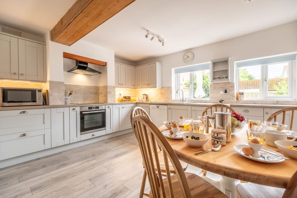 Mill Cottage, Wells-next-the-Sea: A well-equipped fitted kitchen