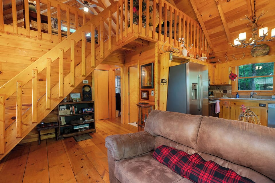 Three Loves Cabin - Entry Level Living Room