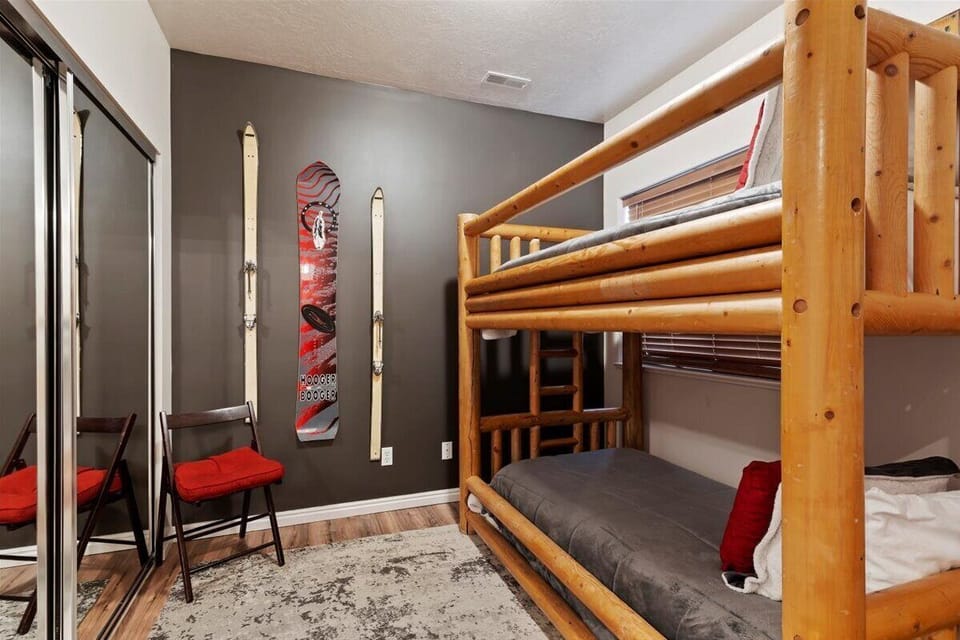 Downstairs bunk room T/T