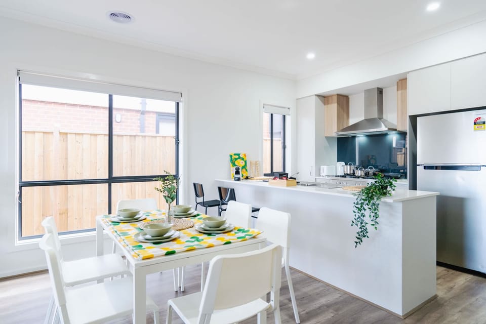 Bright and modern kitchen with a dining area