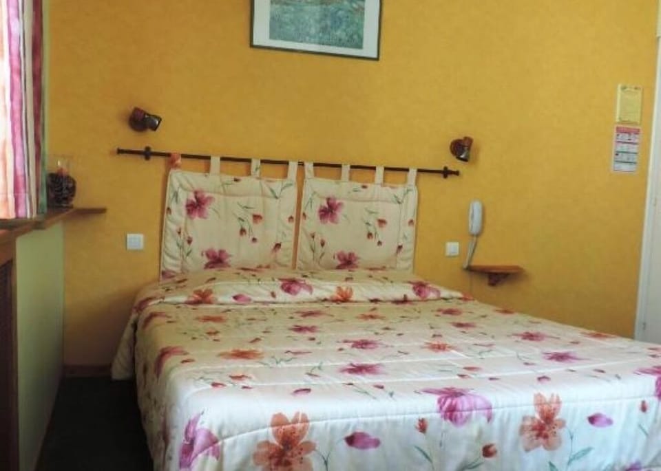 Bedroom. Interior and views may vary based on location and availability.