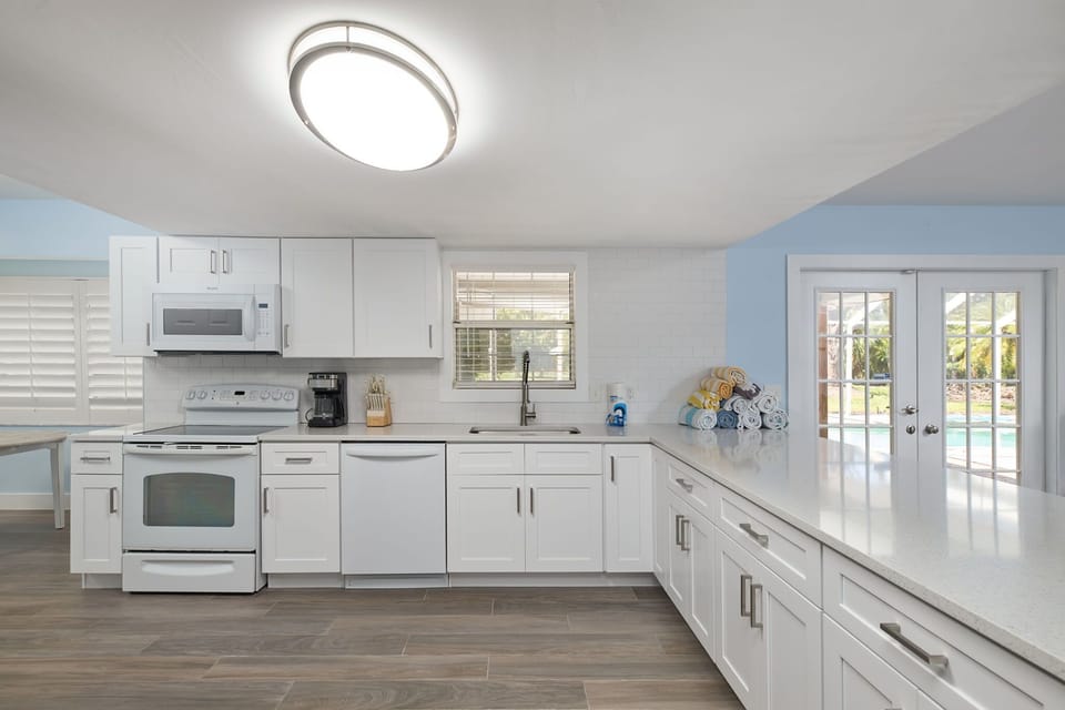 Renovated and fully equipped kitchen with breakfast bar