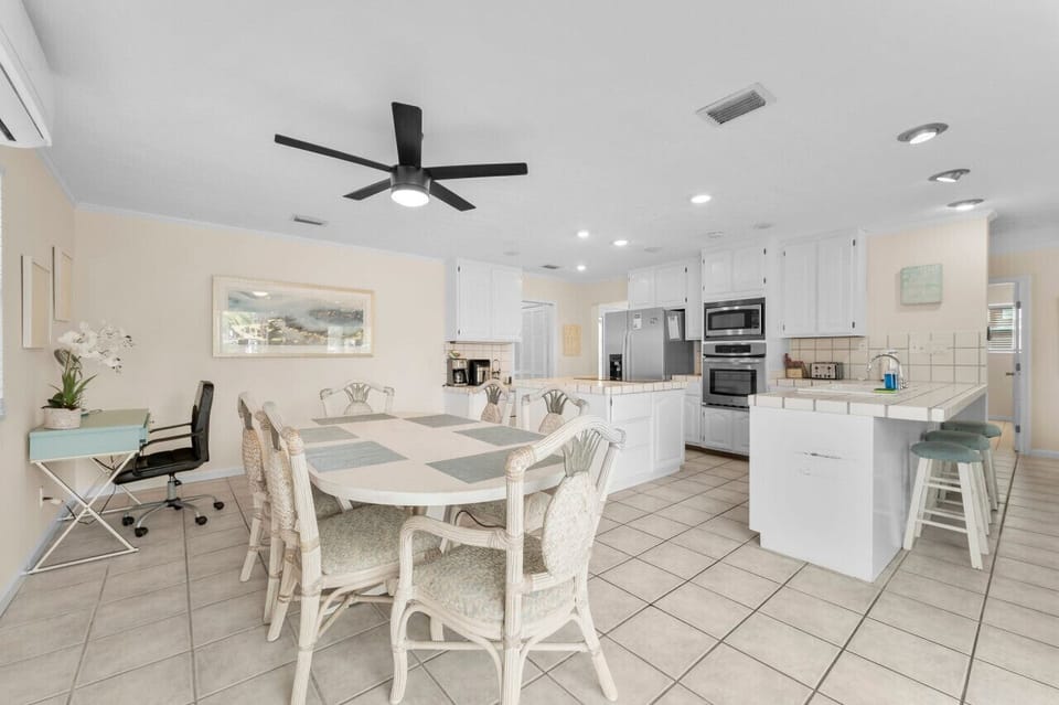 Dining area for six!