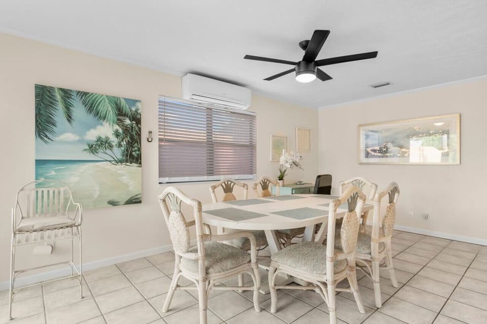 Dining area for six!