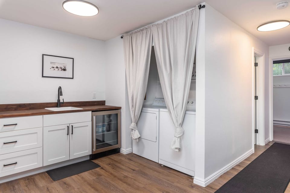 Kitchenette / Washer & Dryer