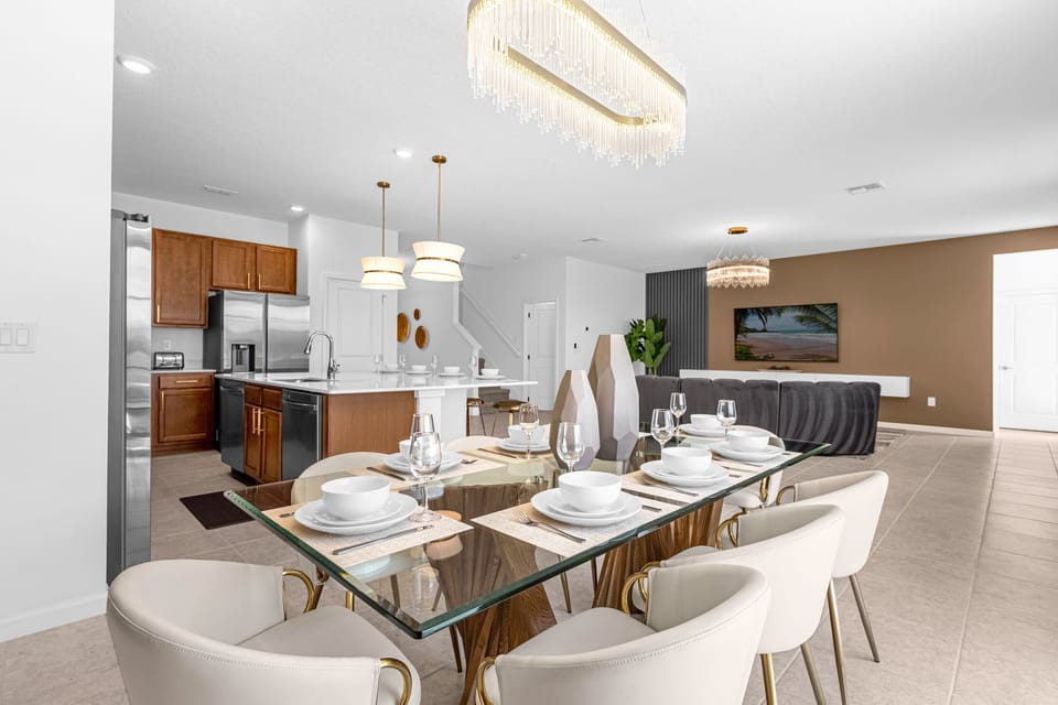 Large capacity dining table
