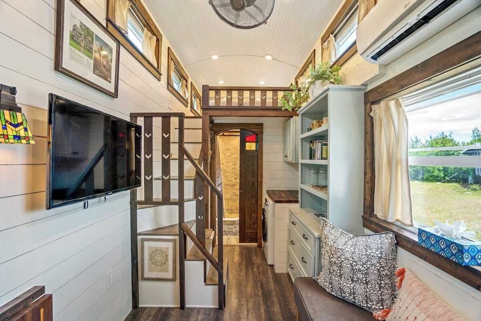 [Living area] Smart TV with Netflix & Hulu, foldable dining table and seating 