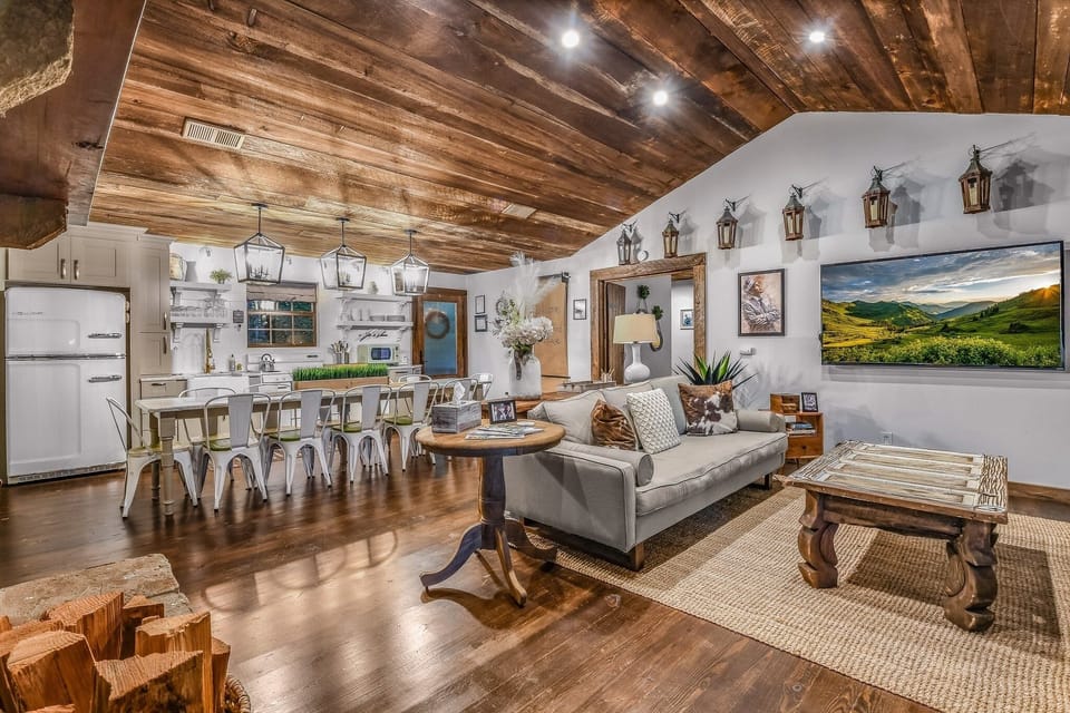 Indoors, Hardwood, Home Decor, Furniture, Living Room
