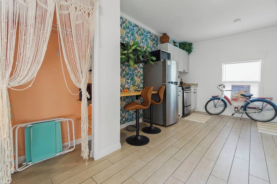 [Dining area] Free bikes, kayaks & beach gear are included in this rental!