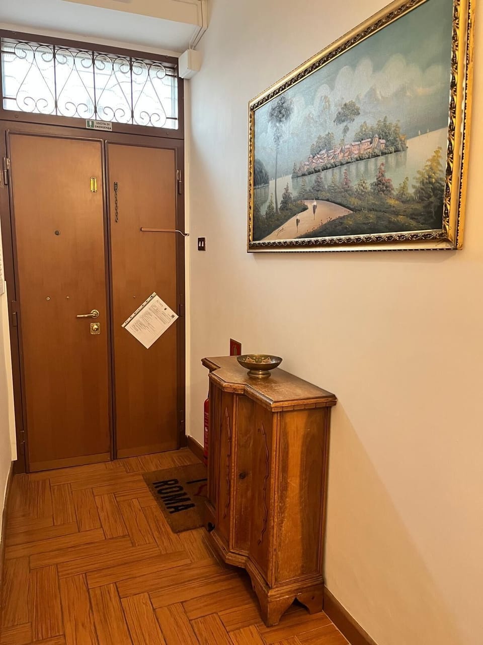 Portone d'ingresso con estintore e luci di emergenza