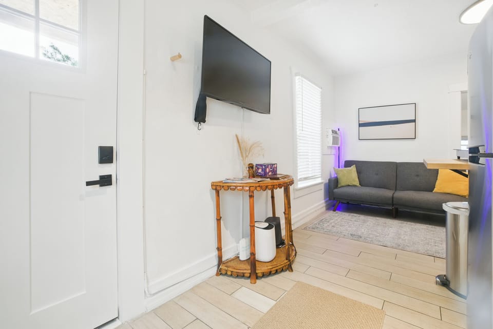 [Living area] Smart TV with Netflix