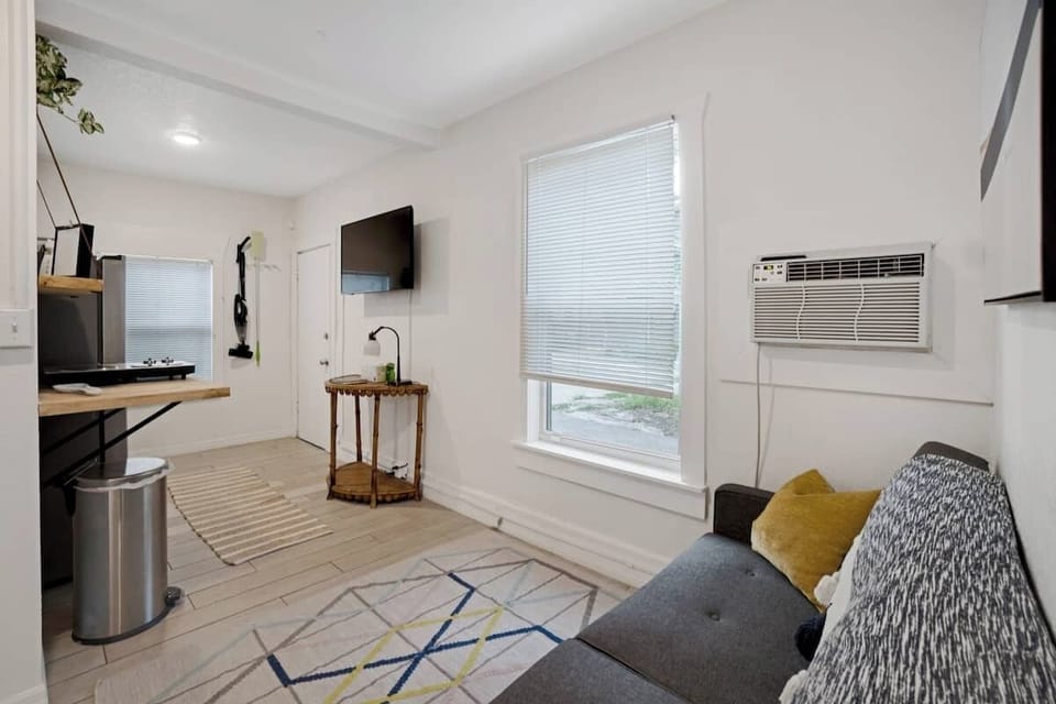 [Living area] Smart TV with Netflix