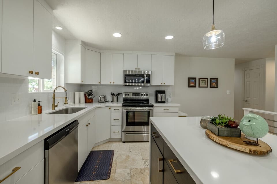 Fully equipped kitchen for hearty après ski meals.