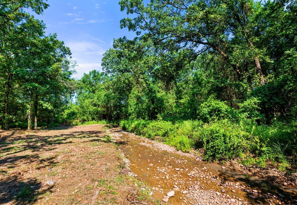 This scenic spot by the pond offers a wonderful escape into nature, ideal for relaxation and outdoor activities.