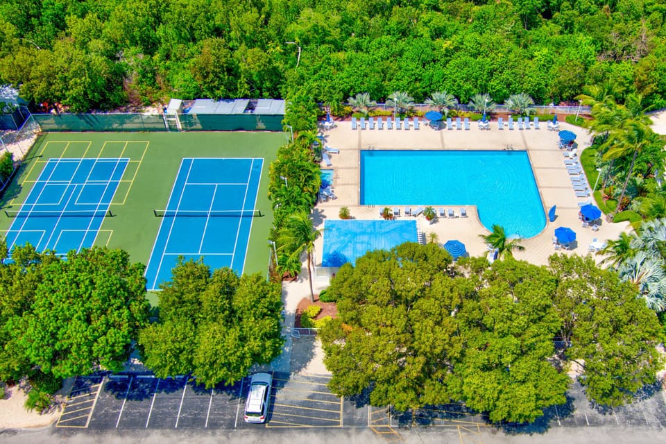 Huge pool, hot tub and tennis courts 