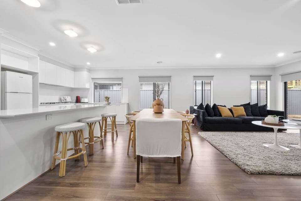 Set up a hearty feast for the group at the six-seater dining table, or enjoy casual meals at the breakfast bar. 
