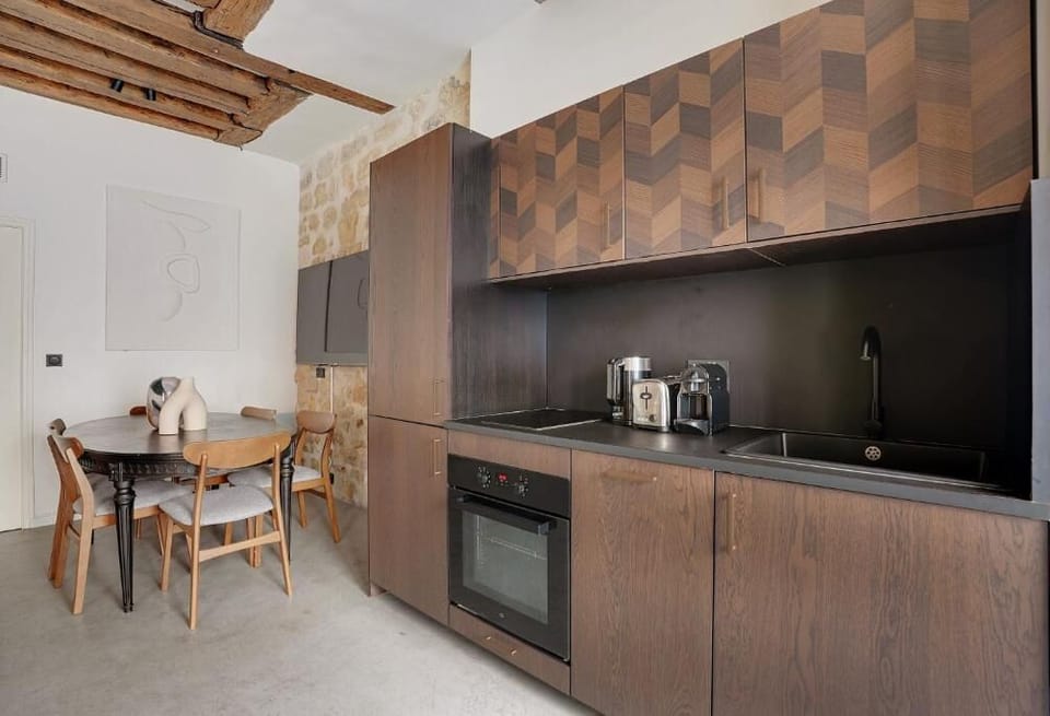  An open and equiped kitchen (Fridge, induction hob, toaster, Nespresso