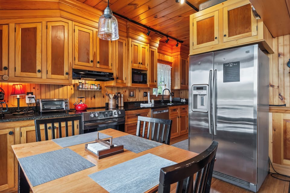 Fully equipped kitchen with dining area