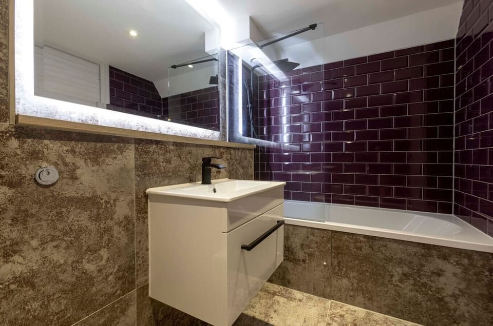 Bathroom 1 with shower over bath