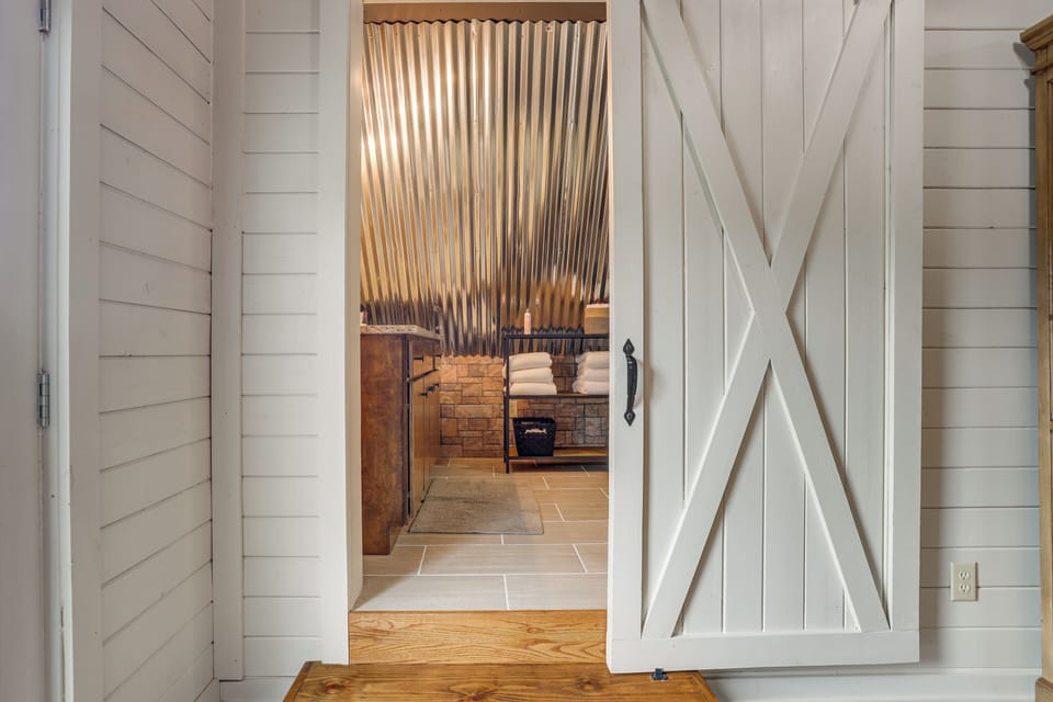 Full Bathroom | Towels Provided