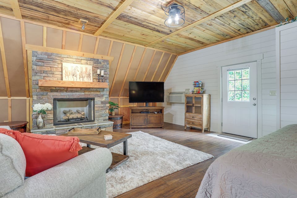 Cartersville Vacation Rental | Studio | 1BA | 1,100 Sq Ft | 1 Flight of Stairs