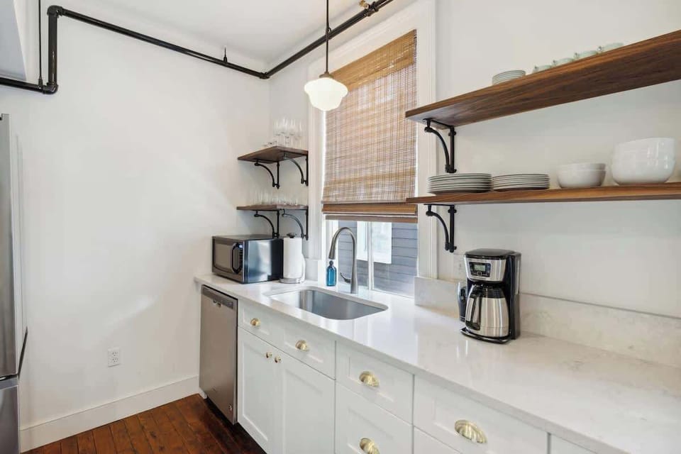 Fully equipped kitchen with everything you need to cook a meal 