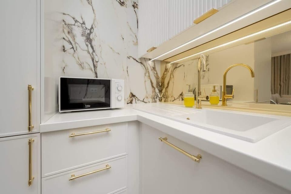 Fully equipped kitchenette with kitchen appliances.