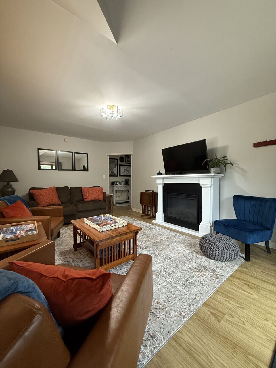 Large living area, Queen size pull out couch