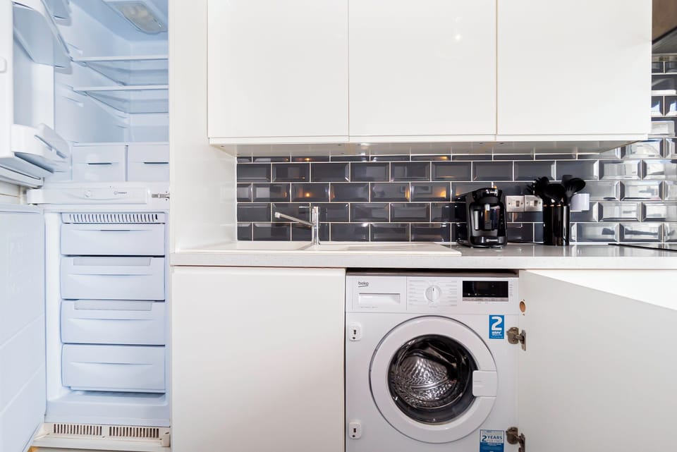 A full fridge/freezer and washing machine ensure your longer stays are well catered for.