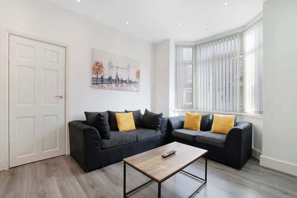 Spacious open-plan living room and a dining area, benefits from a Smart TV with Netflix and other streaming platform, a 6-seater dining table and a plenty to sit down and relax. 