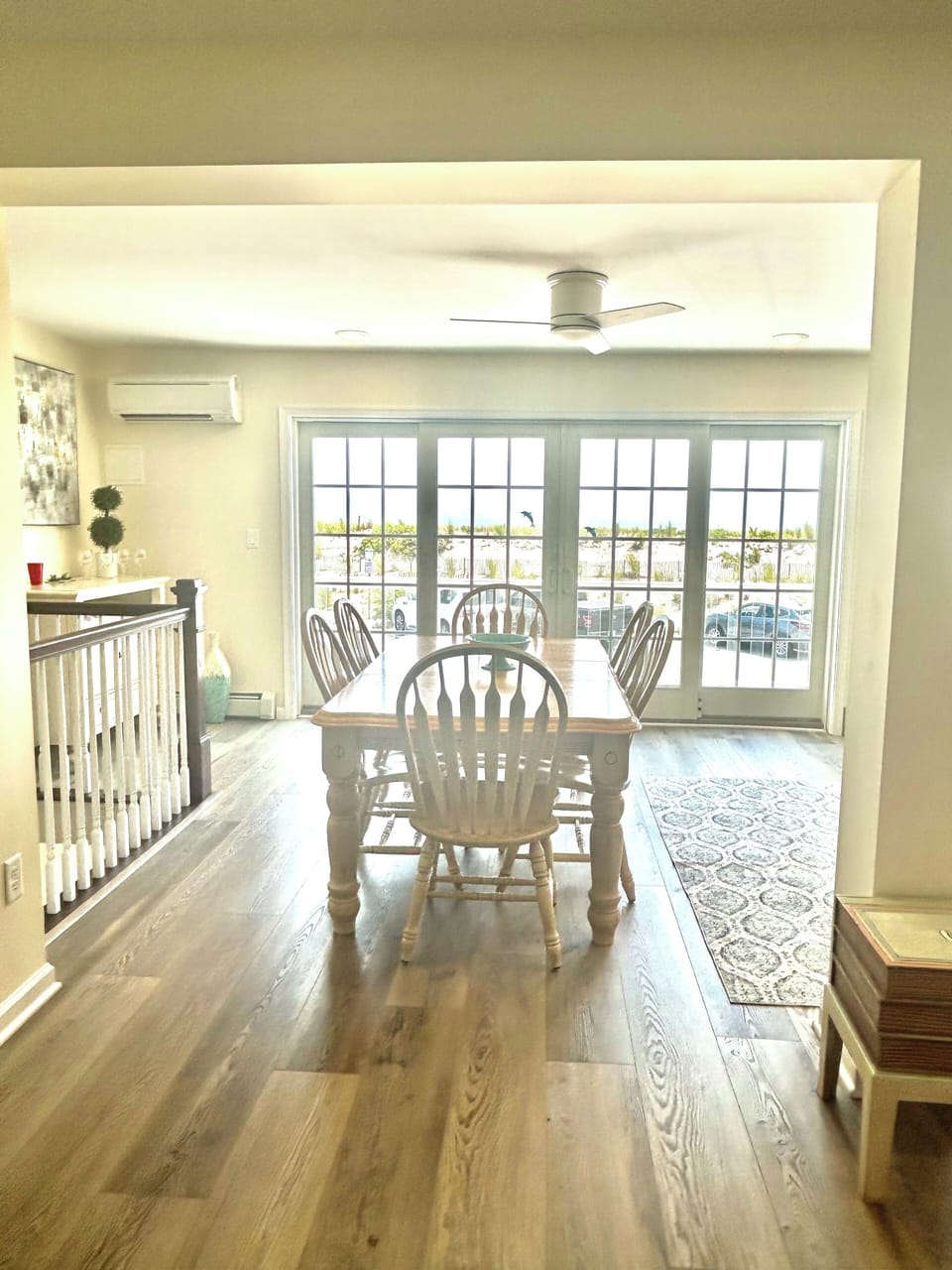 Dining area, main floor 