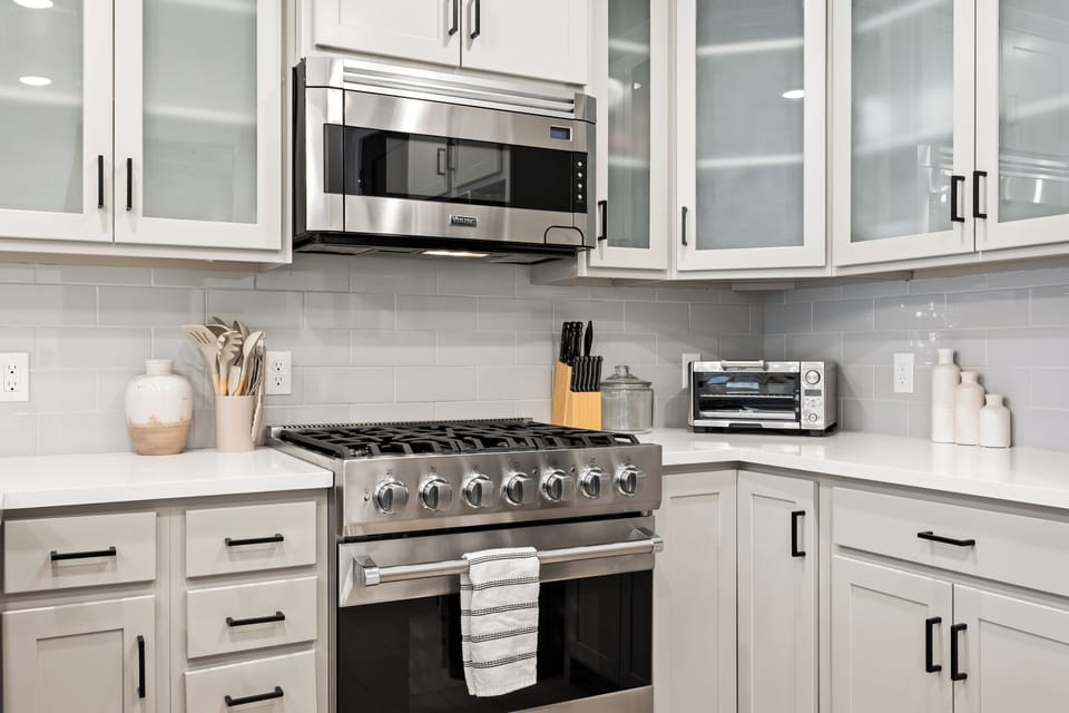- Gourmet kitchen with stainless steel oven  
- Viking range and modern appliances ready  
- Fully equipped for cooking mountain meals