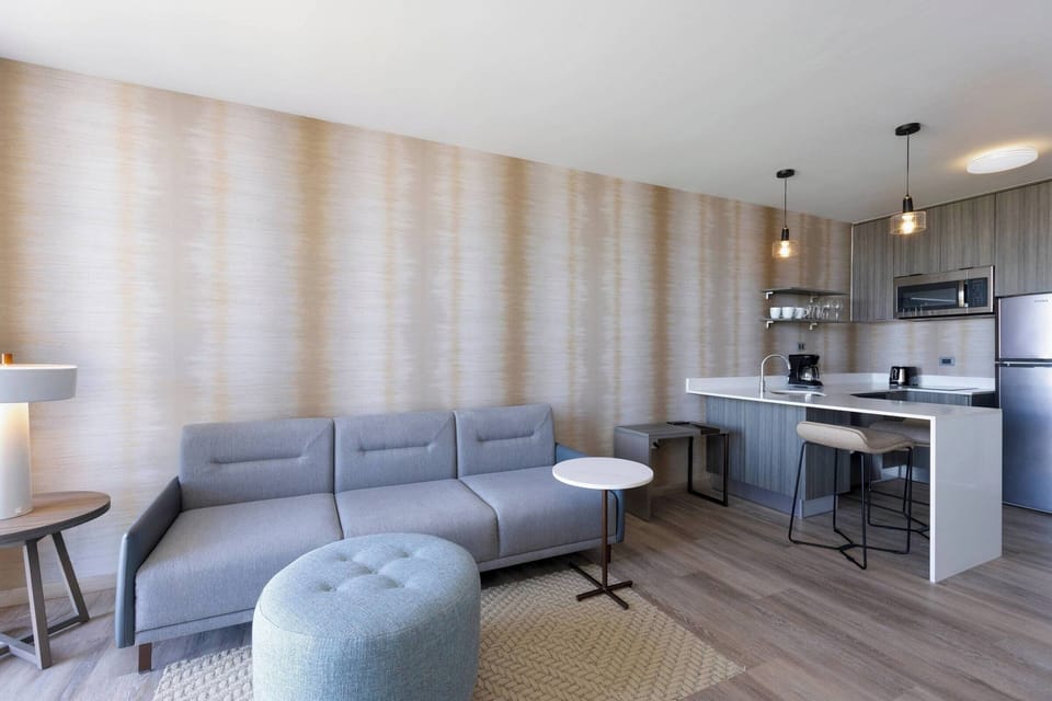 Host relaxed evenings with a full kitchenette and sofa.