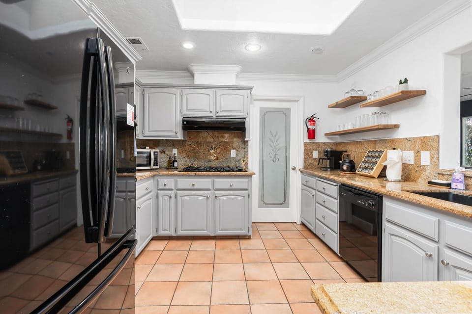 Fully stocked kitchen with all of your cooking needs.