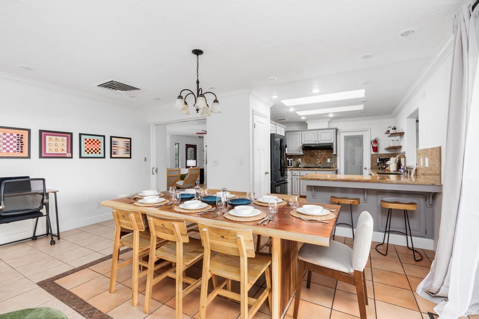 There is enough seating for everyone in your party! Eat up!