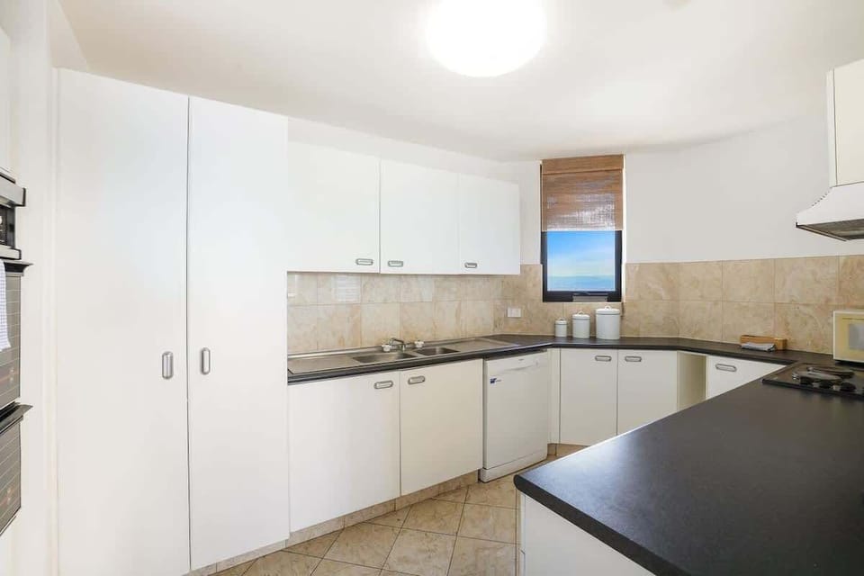 Full kitchen