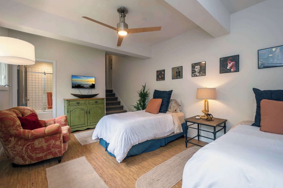 2nd bedroom: 2 Twin beds (must walk through this bedroom to get to 2nd floor living room)