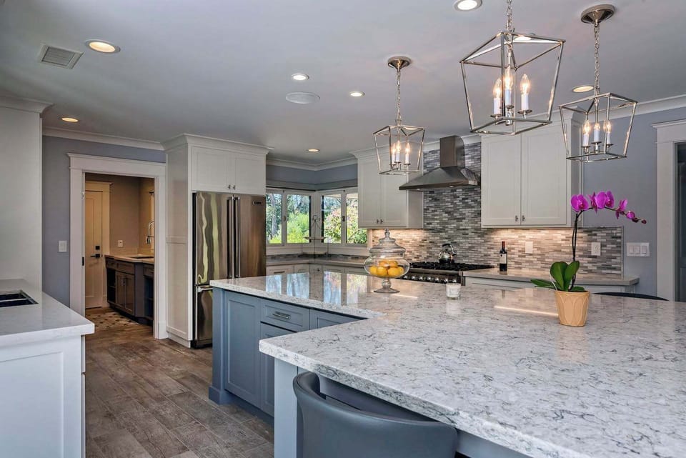 Fully equipped kitchen with adjacent laundry and 1/2 bathroom