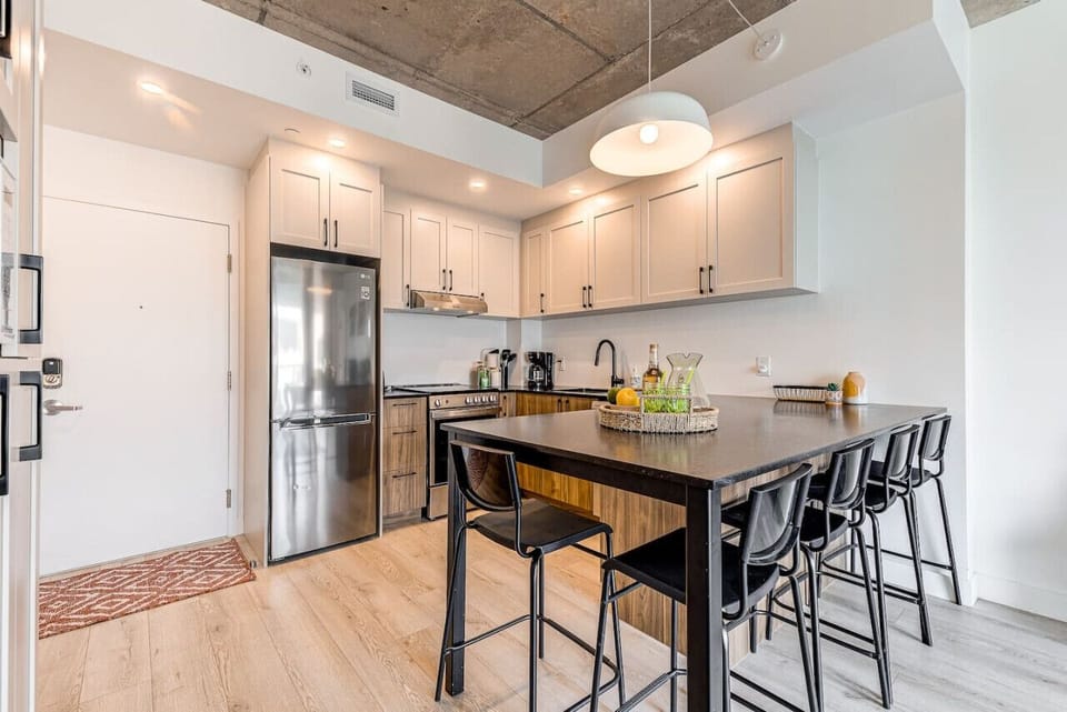 Kitchen with dining table